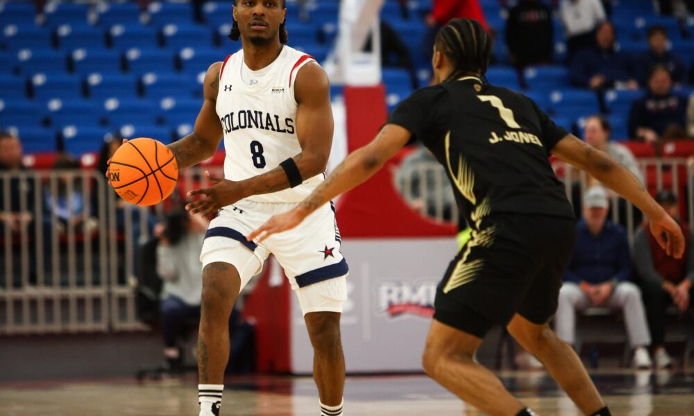 Robert Morris guard Kam Woods initiates a play against the Oakland Golden Grizzlies on Jan. 25, 2025 -- RMU Athletics
