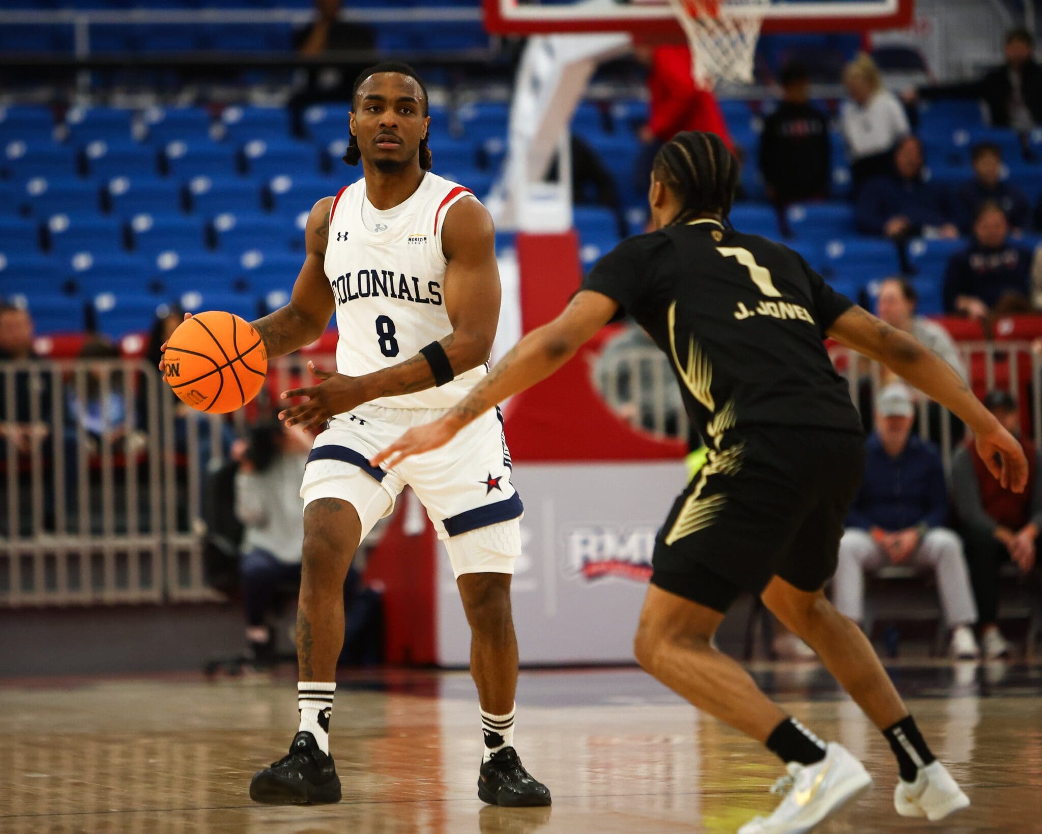 Robert Morris guard Kam Woods initiates a play against the Oakland Golden Grizzlies on Jan. 25, 2025 -- RMU Athletics