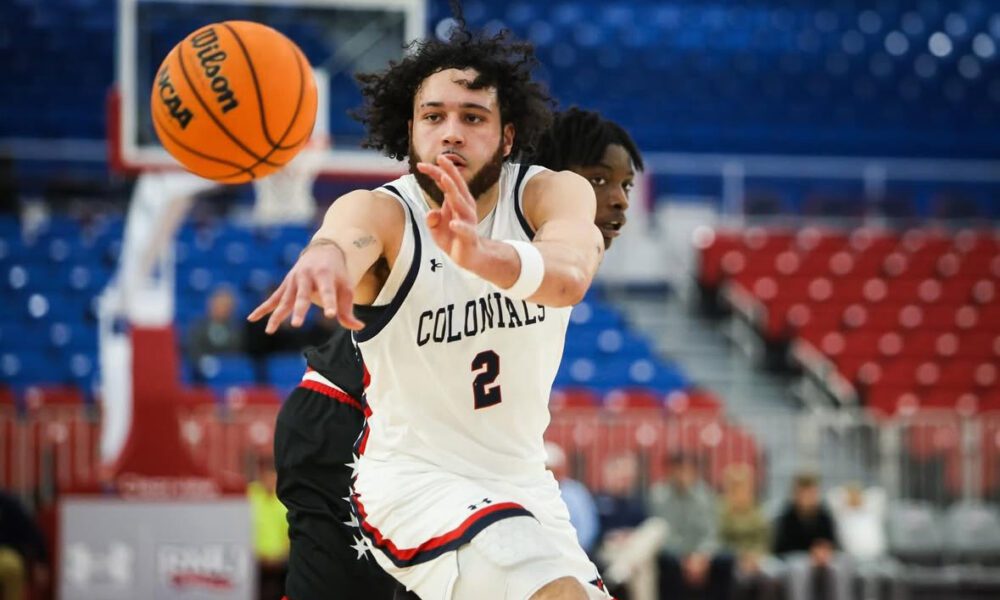Robert Morris G/F Ryan Prather Jr. passes the ball in a 88-74 win over UIC on Nov. 26, 2025 -- RMU Athletics