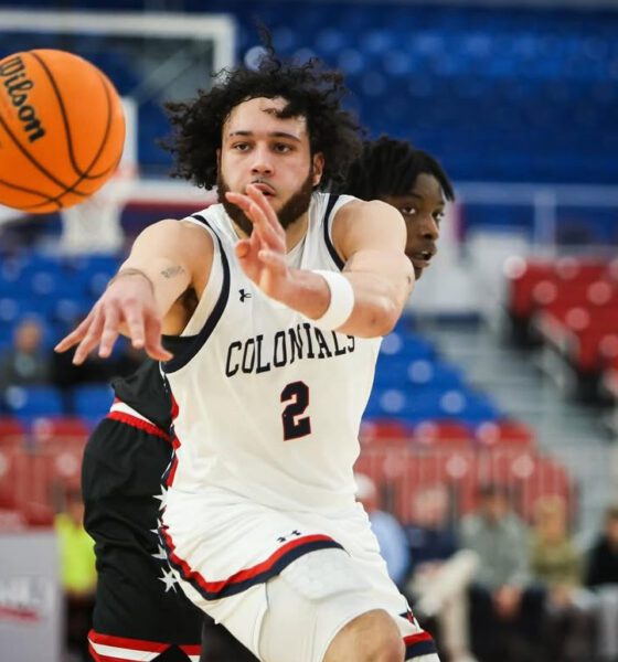 Robert Morris G/F Ryan Prather Jr. passes the ball in a 88-74 win over UIC on Nov. 26, 2025 -- RMU Athletics
