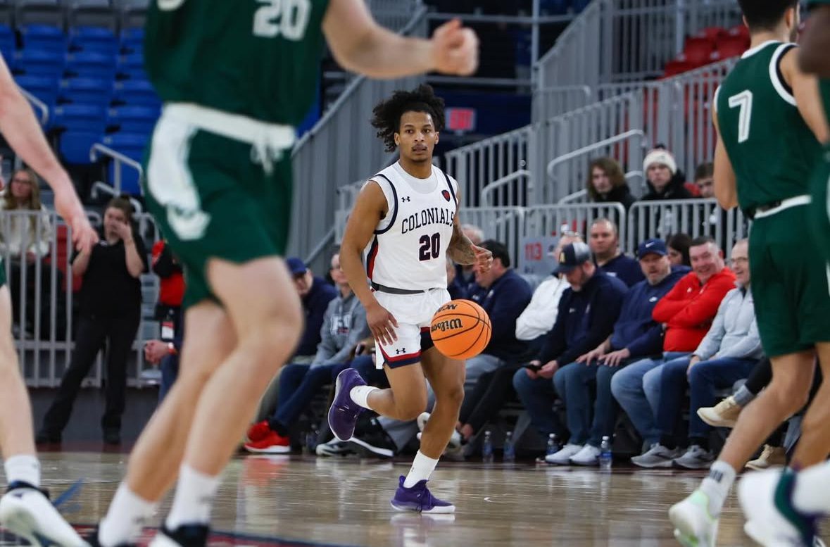 Robert Morris guard Albert Vargas dribbles the ball up the court in a game against Green Bay on Jan. 24, 2026 -- RMU Athletics